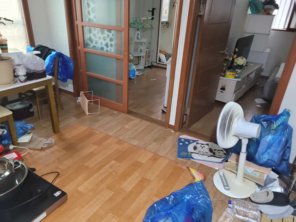 봉지와 선풍기가 놓였던 거실 작업 전
